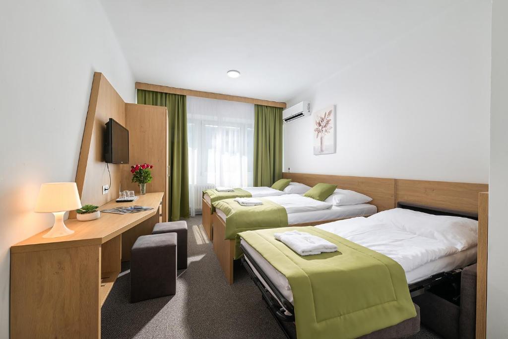 Postel nebo postele na pokoji v ubytování Hotel Plus