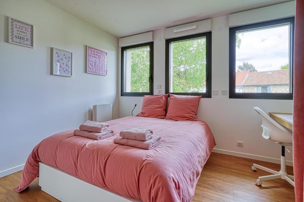 - une chambre avec un lit doté de draps rouges et de fenêtres dans l'établissement Chambre cosy - cadre verdoyant - Proche saclay, à Gif-sur-Yvette