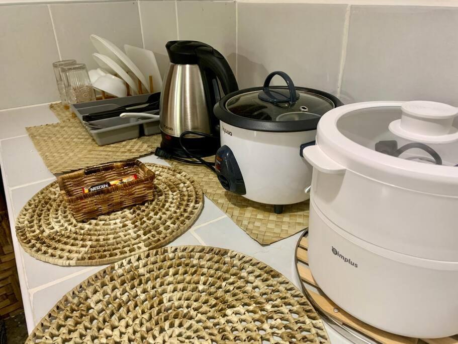 Příslušenství pro přípravu čaje a kávy v ubytování Bloom Siargao - Cozy Studio in Pacifico