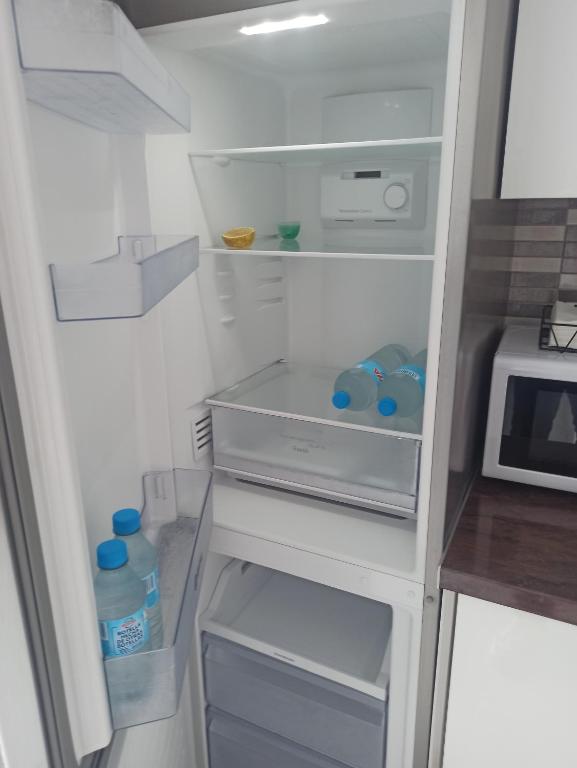 Una cocina o zona de cocina en Apartamento en la playa de Cala Capitán -Cabo Roig- Orihuela Costa