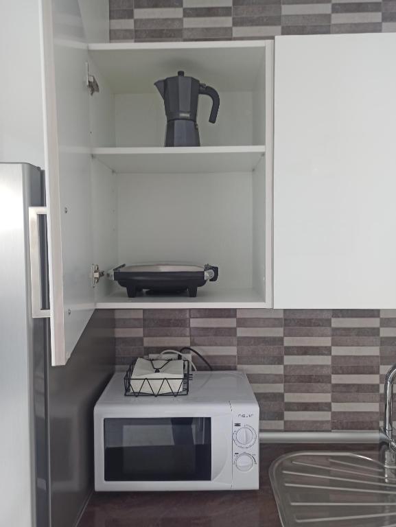 Una cocina o zona de cocina en Apartamento en la playa de Cala Capitán -Cabo Roig- Orihuela Costa