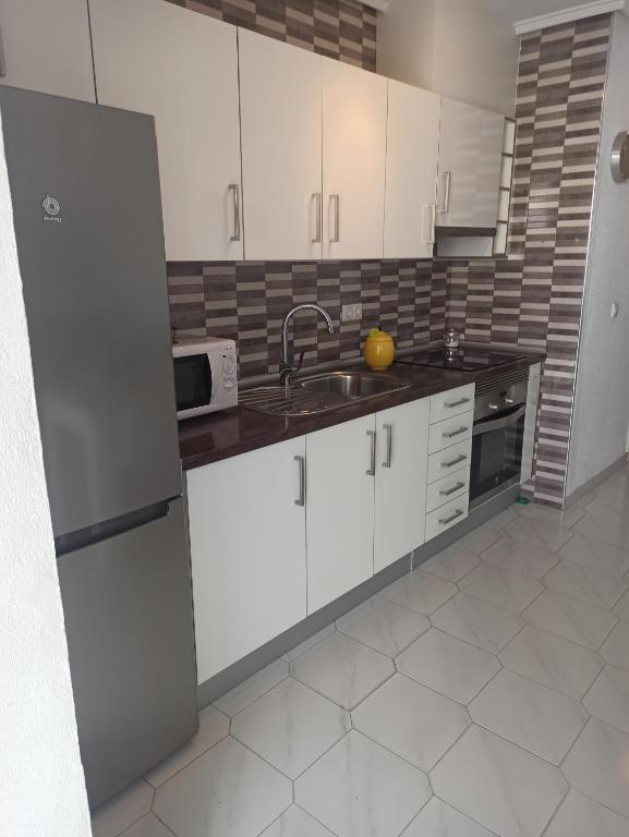 Una cocina o zona de cocina en Apartamento en la playa de Cala Capitán -Cabo Roig- Orihuela Costa