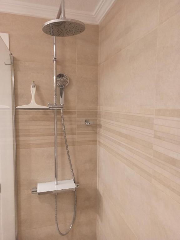 una ducha con cabezal de ducha en un baño en Apartamento en la playa de Cala Capitán -Cabo Roig- Orihuela Costa, en Orihuela
