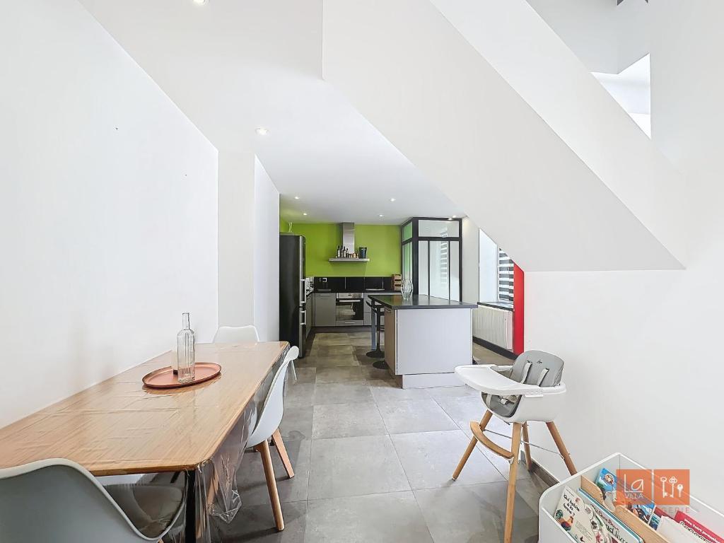 une cuisine et une salle à manger avec une table et des chaises dans l'établissement Mahon - Centre ville, à Boulogne-sur-Mer