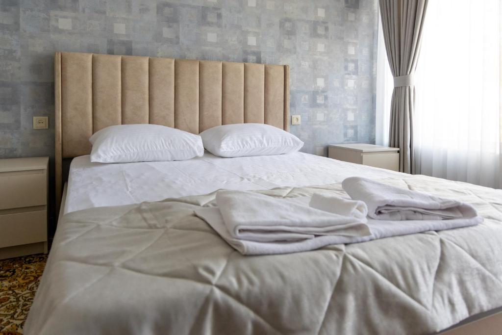 Postel nebo postele na pokoji v ubytování Gladzor Hotel
