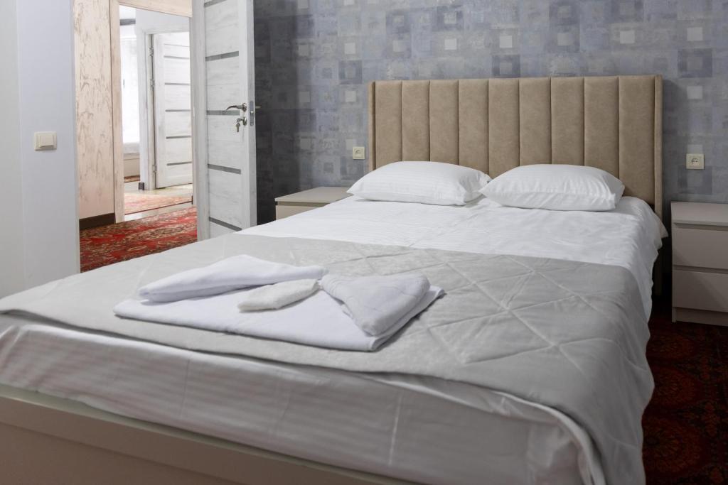 Postel nebo postele na pokoji v ubytování Gladzor Hotel