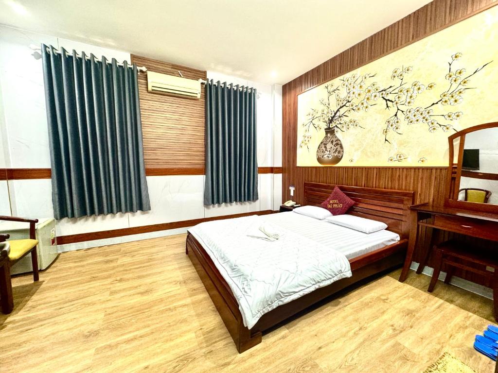 1 dormitorio con cama y piano en Khách Sạn Khánh Vy Airport TSN - Cổng Nhà Ga T3, en Ho Chi Minh