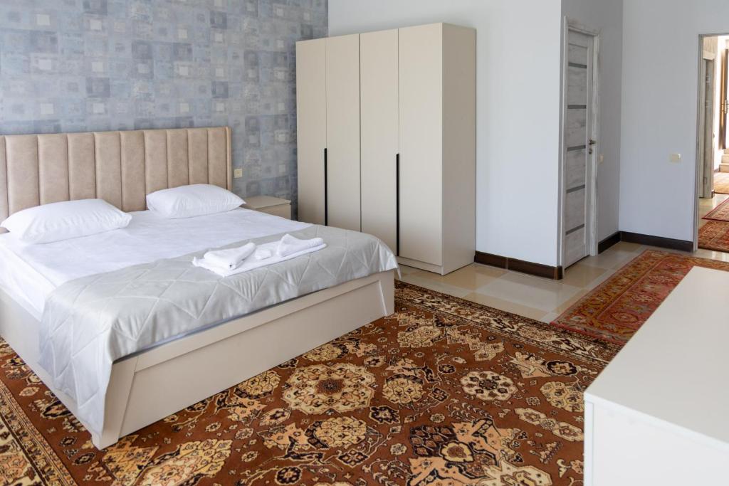 Postel nebo postele na pokoji v ubytování Gladzor Hotel