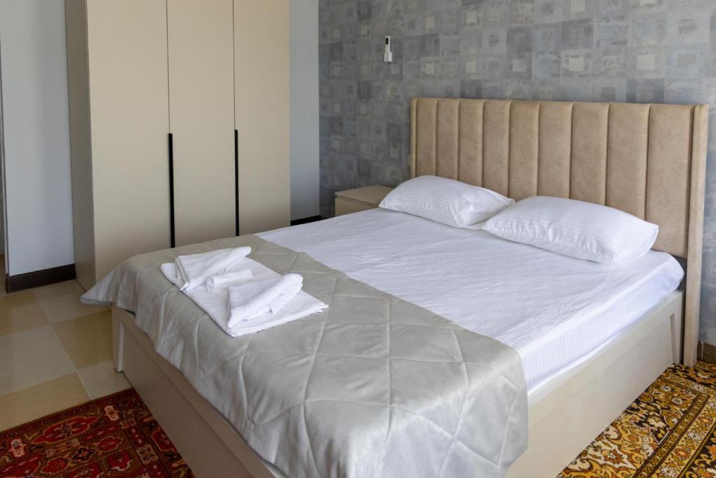 Postel nebo postele na pokoji v ubytování Gladzor Hotel