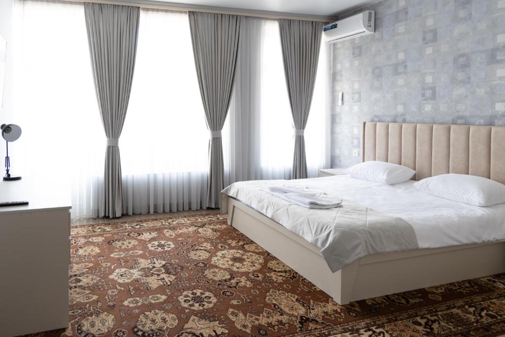 Postel nebo postele na pokoji v ubytování Gladzor Hotel