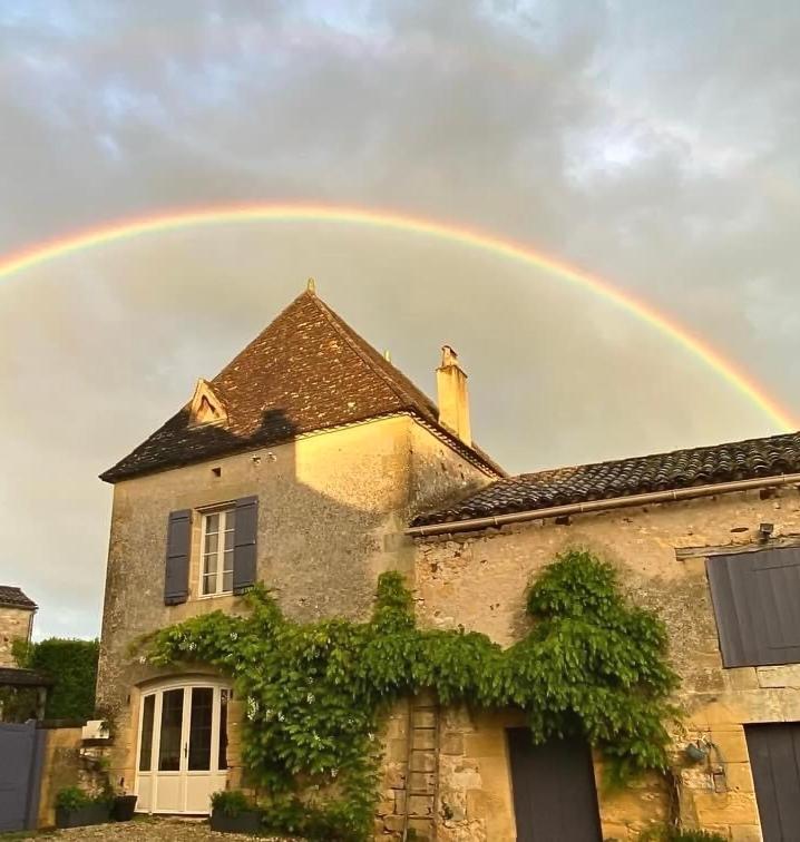 Un arc-en-ciel au-dessus d'une maison dans l'établissement Luxury Dordogne Guesthouse, à Monsac