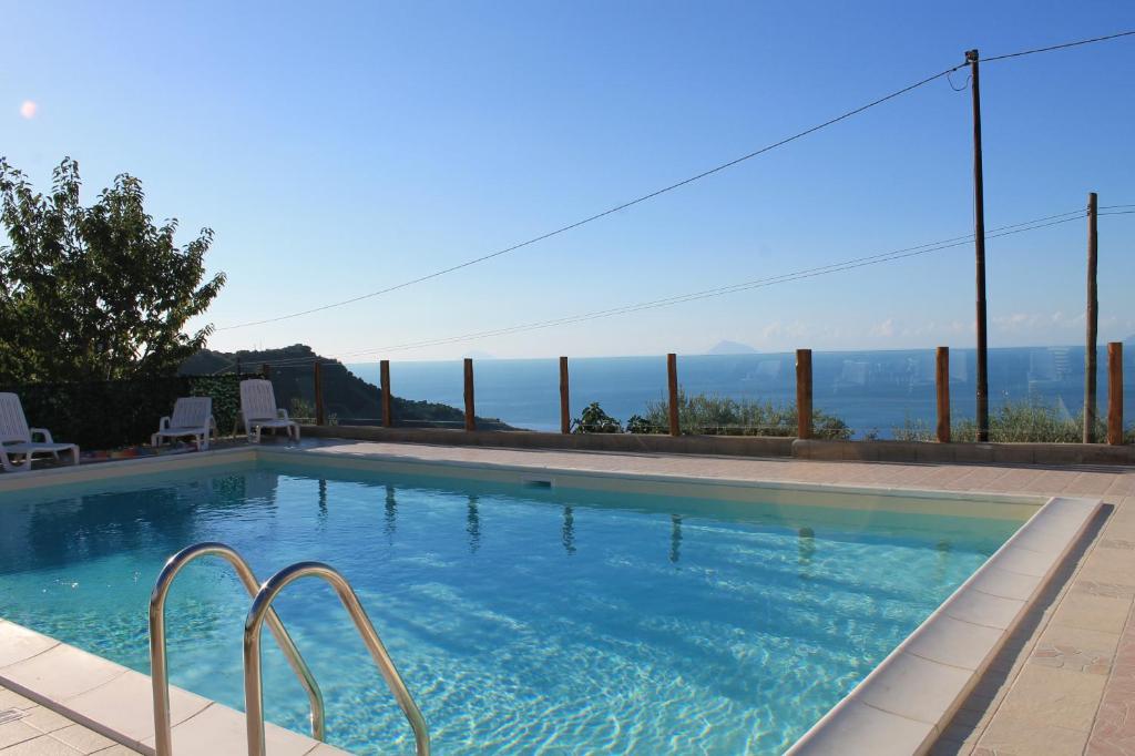 una piscina con vistas al océano en Antico Casale, en Gioiosa Marea