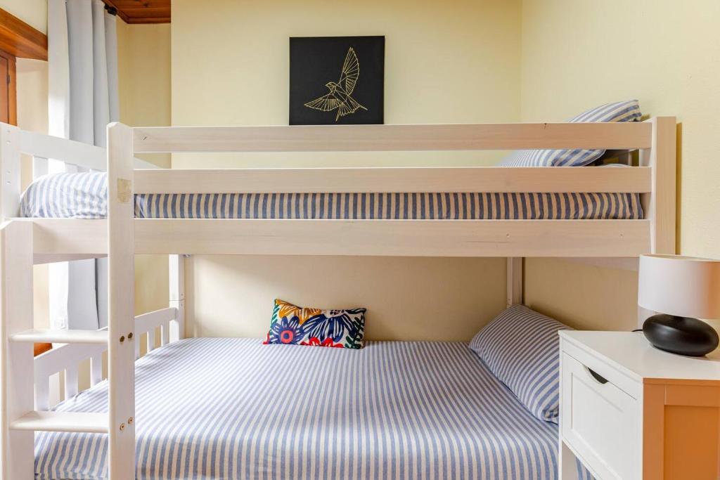 Postel nebo postele na pokoji v ubytování Family Attic Esterri