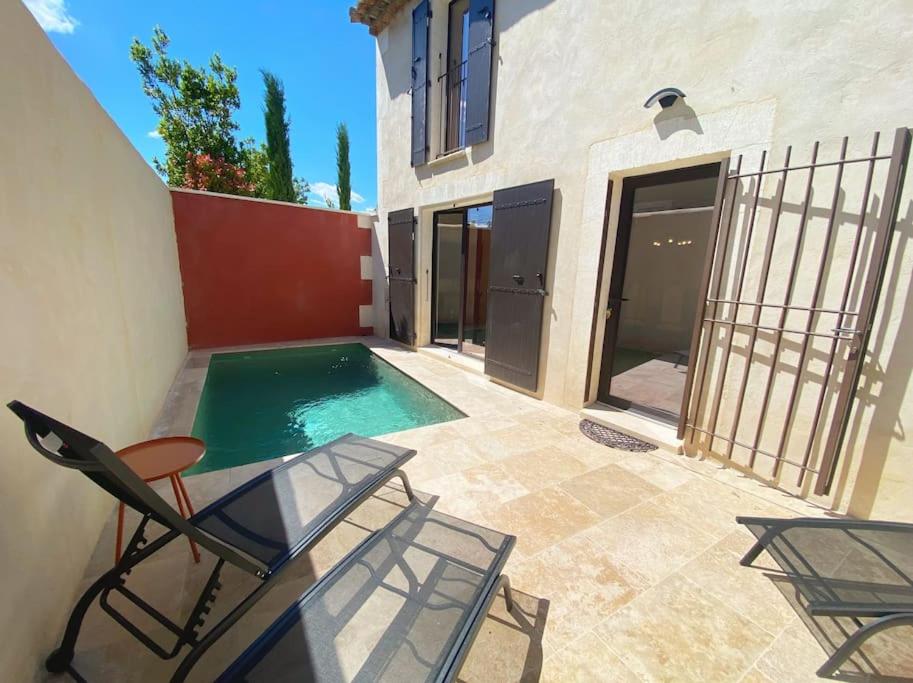 un patio avec des chaises et une piscine dans l'établissement Mazet avec piscine, à Saint-Rémy-de-Provence