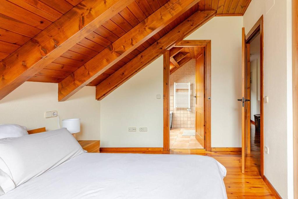 Postel nebo postele na pokoji v ubytování Family Attic Esterri