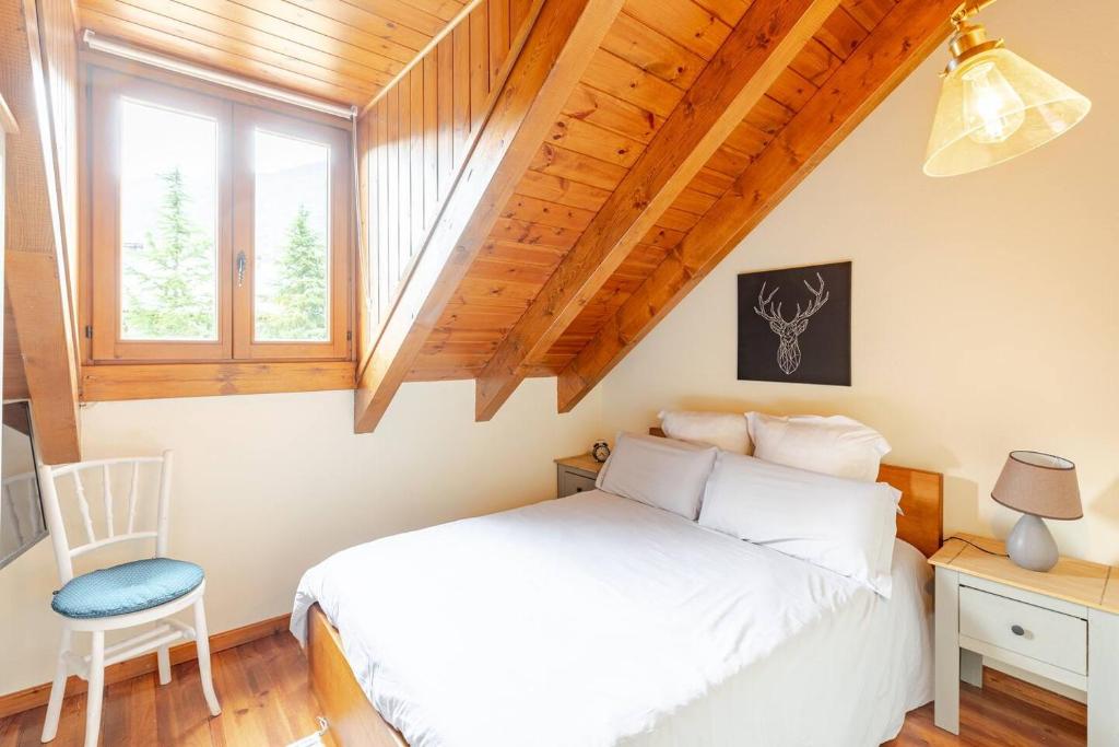 Postel nebo postele na pokoji v ubytování Family Attic Esterri