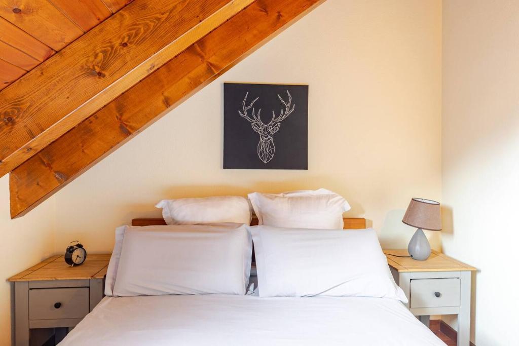Postel nebo postele na pokoji v ubytování Family Attic Esterri