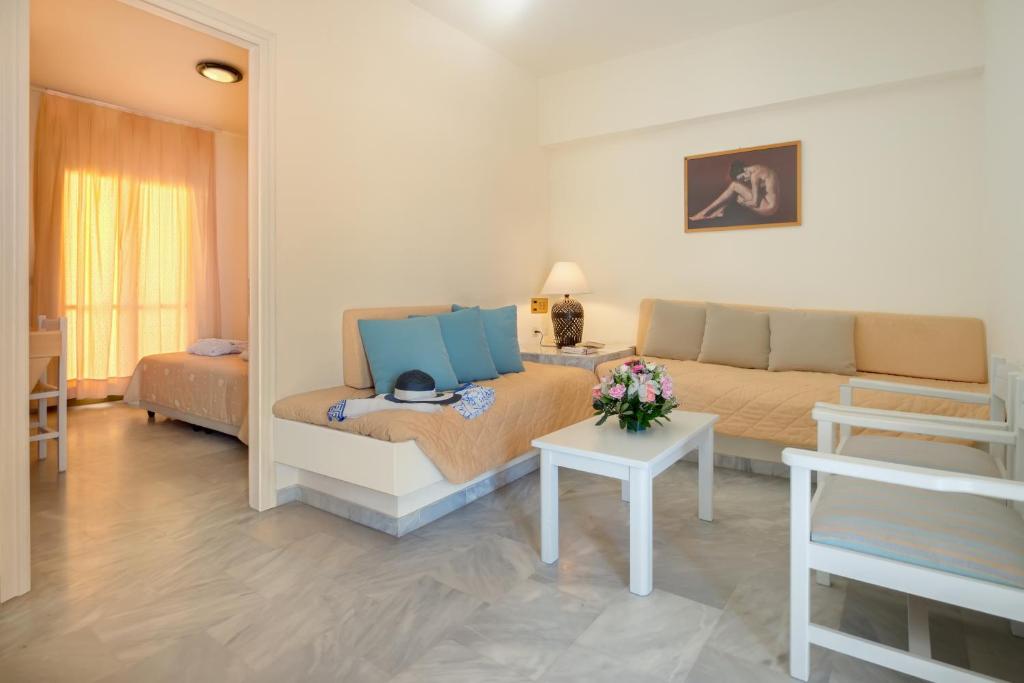 Гостиная зона в Mare Hotel Apartments