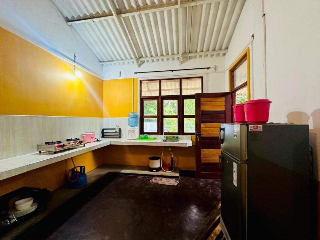 Η κουζίνα ή μικρή κουζίνα στο Kalawewa Bungalow