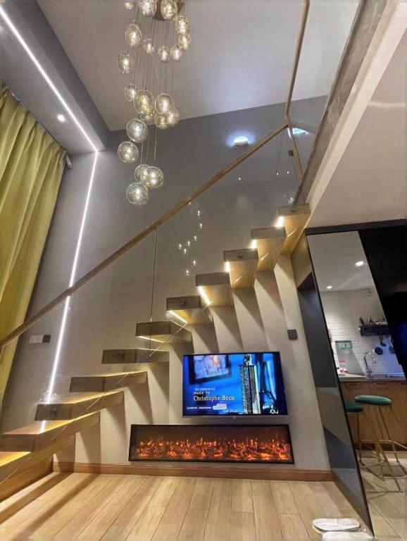 TV a/nebo společenská místnost v ubytování 龙湖高新天街店Loft房