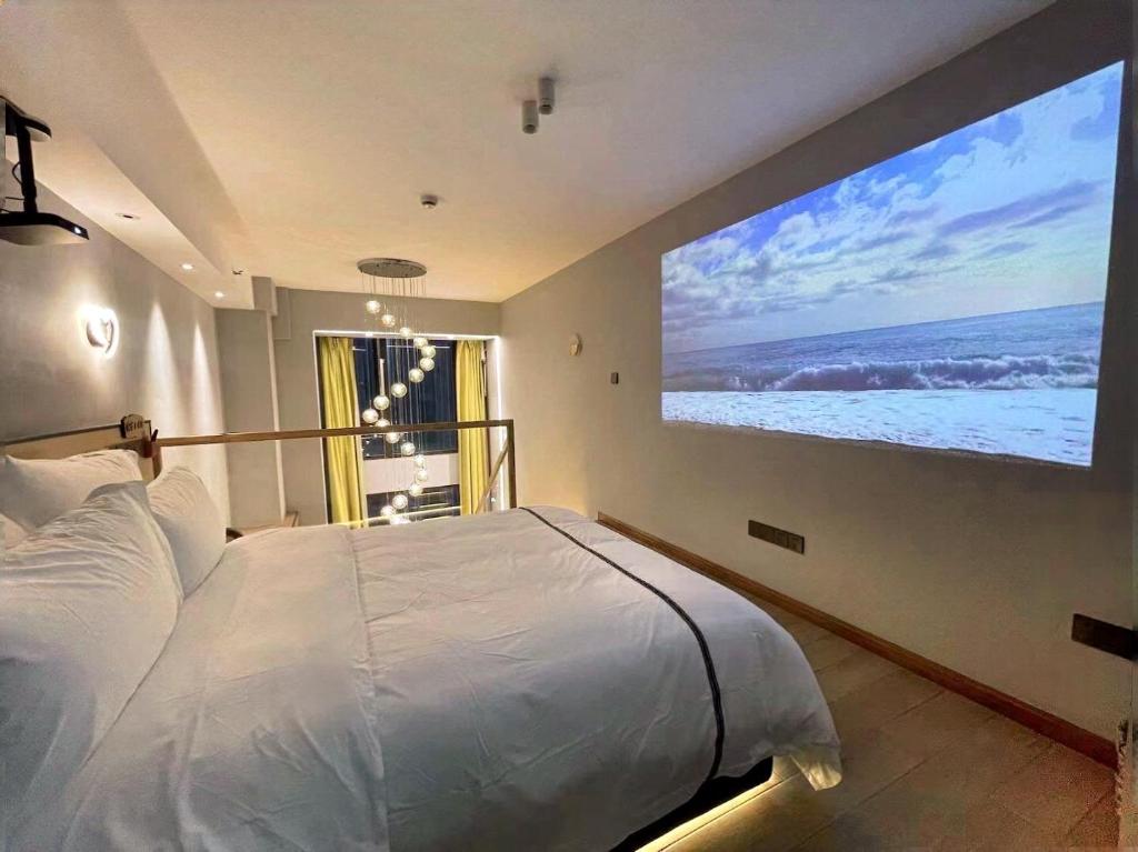 Postel nebo postele na pokoji v ubytování 龙湖高新天街店Loft房
