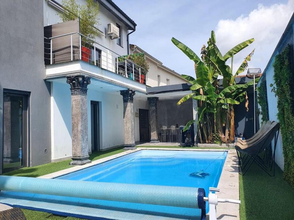 Hồ bơi trong/gần Belle VILLA sur PESSAC , 6 chambres avec piscine, hammam et sauna