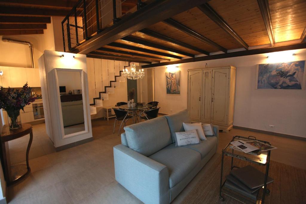 een woonkamer met een bank en een tafel bij Open Space Bergamo Centro in Bergamo
