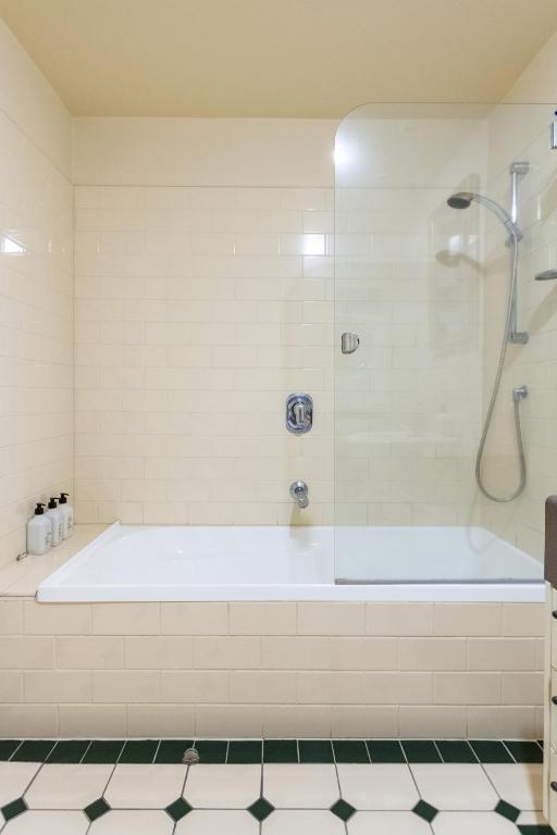 Beauty in the CBD - 1bed Free Parking Pool - Resim 19