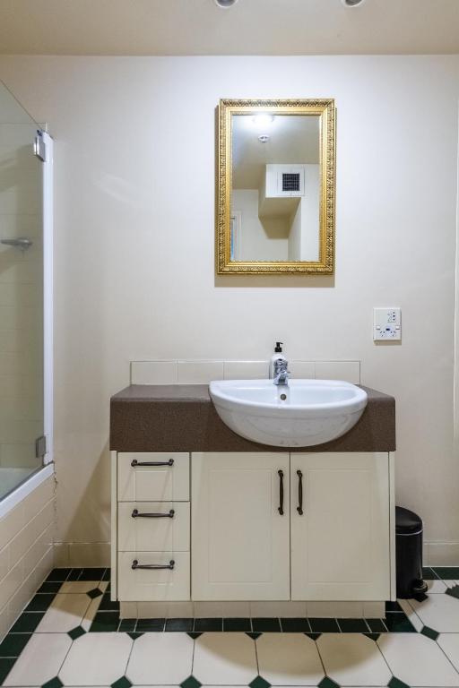 Beauty in the CBD - 1bed Free Parking Pool - Resim 18
