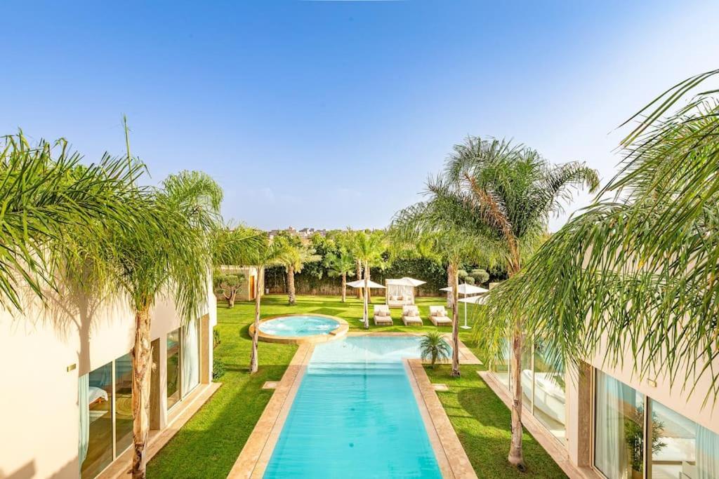 Bazén v ubytování Villa Bahamas , Luxe et élégance & piscine Chauffée, jacuzzi nebo v jeho okolí