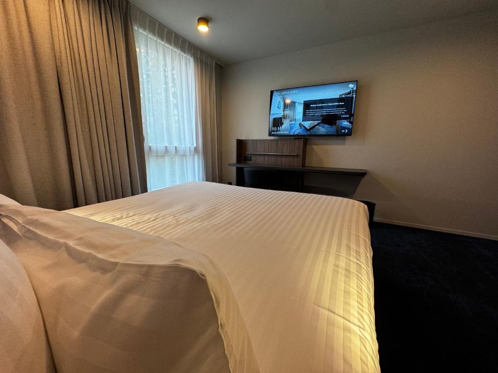 Hôtel AKENA Serris - Val d'Europeにあるテレビまたはエンターテインメントセンター