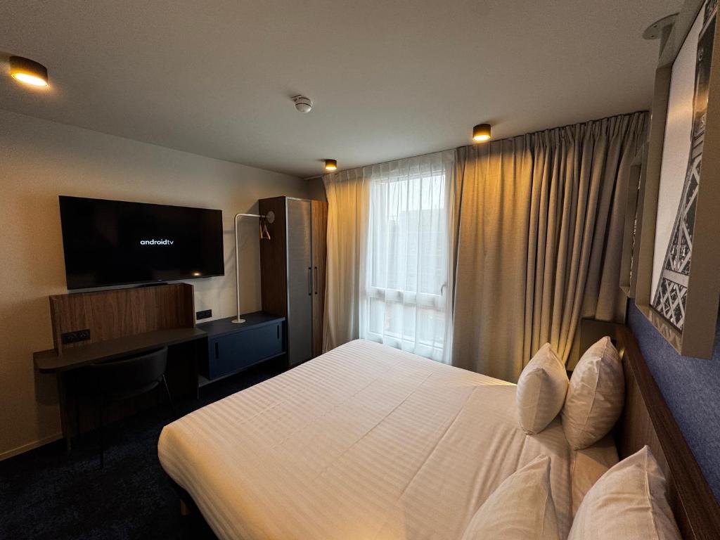 Hôtel AKENA Serris - Val d'Europeにあるテレビまたはエンターテインメントセンター
