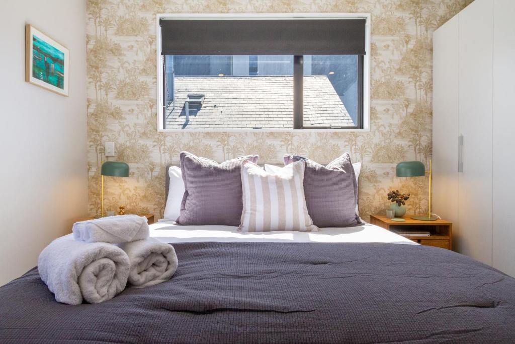 Latimer Square Luxe: 1BR w/ Sofa Bed - Resim 43