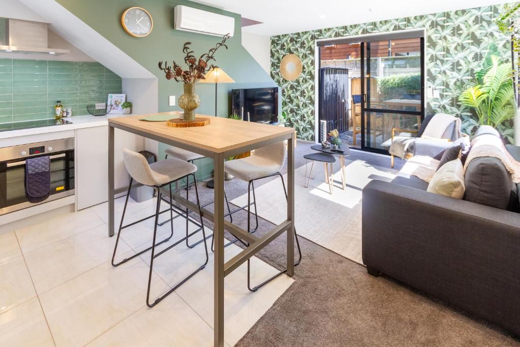 Latimer Square Luxe: 1BR w/ Sofa Bed - Resim 42