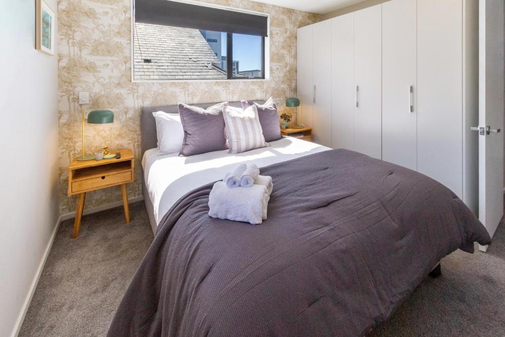 Latimer Square Luxe: 1BR w/ Sofa Bed - Resim 5