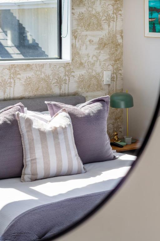 Latimer Square Luxe: 1BR w/ Sofa Bed - Resim 45