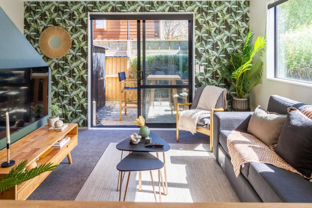 Latimer Square Luxe: 1BR w/ Sofa Bed - Resim 1