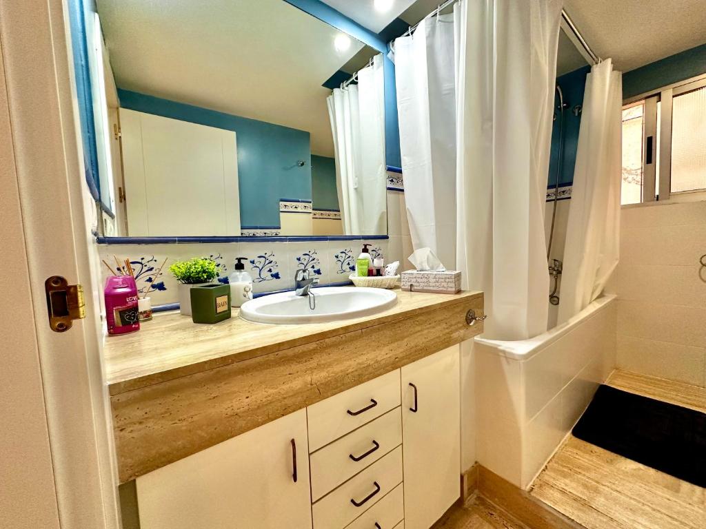 łazienka z umywalką i lustrem w obiekcie Habitación en el corazón de Alicante con vista Jardín w Alicante