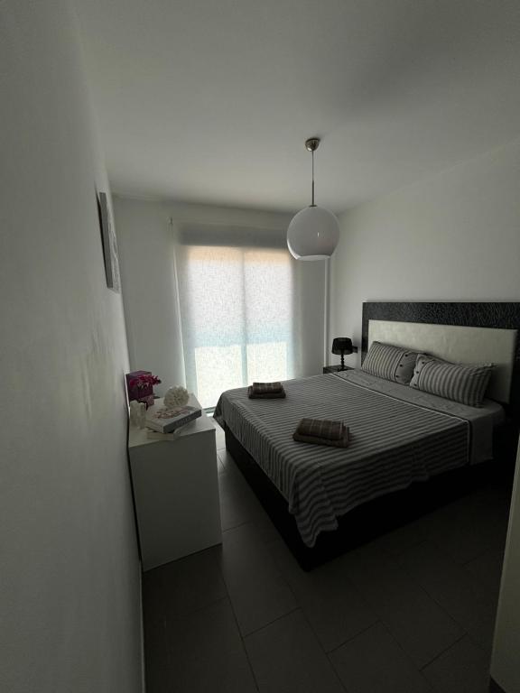Postel nebo postele na pokoji v ubytování OasisBeach Penthousse la Zénia