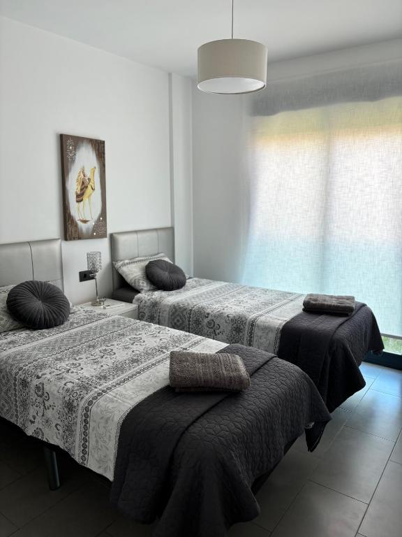 Postel nebo postele na pokoji v ubytování OasisBeach Penthousse la Zénia