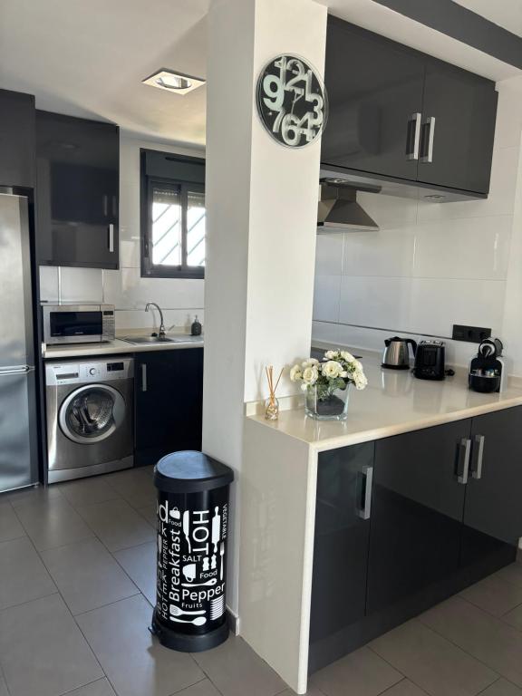 Kuchyň nebo kuchyňský kout v ubytování OasisBeach Penthousse la Zénia