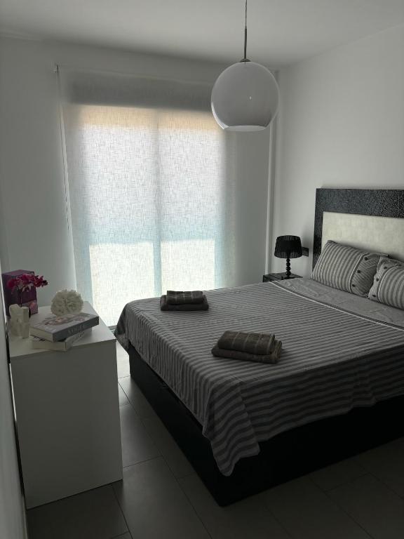 Postel nebo postele na pokoji v ubytování OasisBeach Penthousse la Zénia