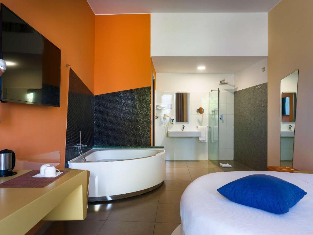 Postel nebo postele na pokoji v ubytování ibis Styles Catania Acireale