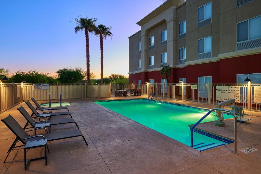 Bazén v ubytování Hampton Inn & Suites Ridgecrest nebo v jeho okolí