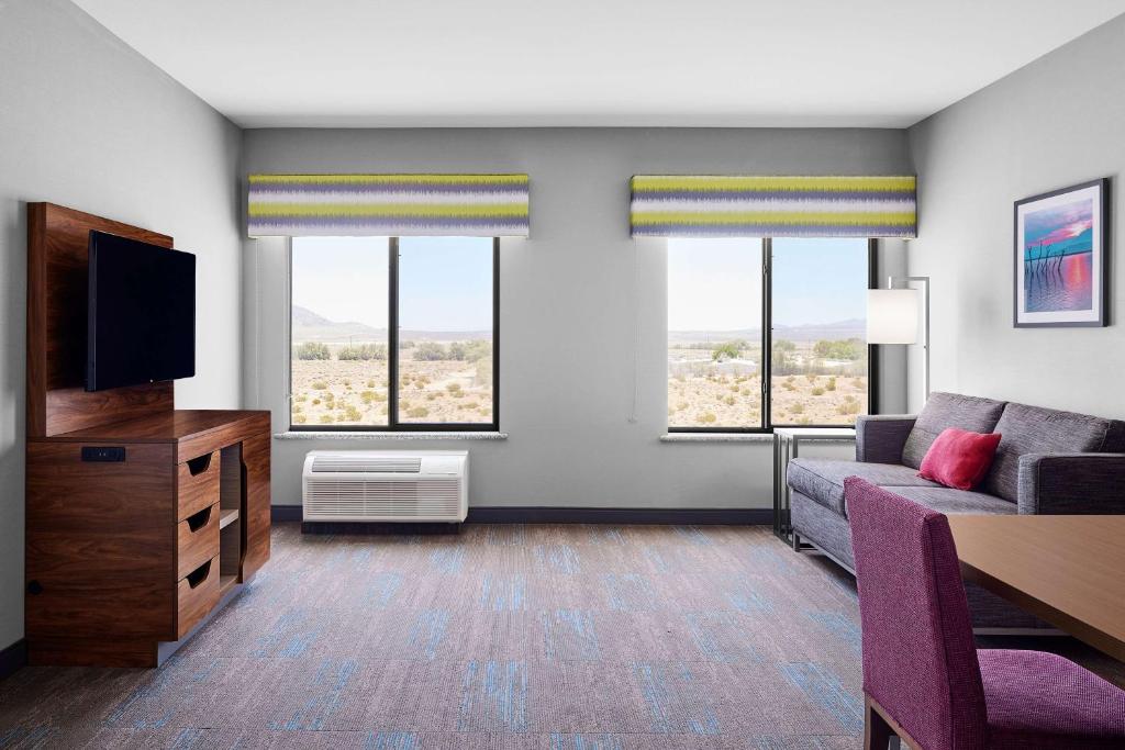 TV a/nebo společenská místnost v ubytování Hampton Inn & Suites Ridgecrest