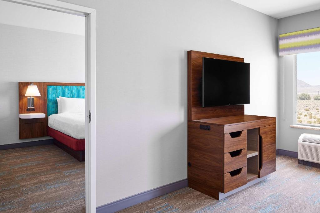 TV a/nebo společenská místnost v ubytování Hampton Inn & Suites Ridgecrest