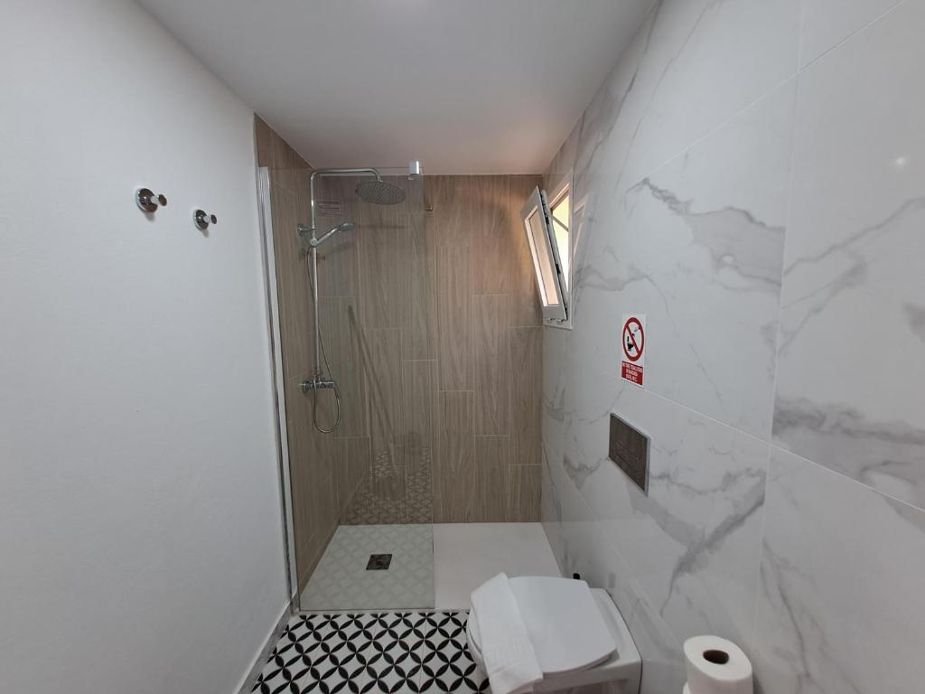 Koupelna v ubytování HomeForGuest Apartamento Alisios 1 con piscina en Corralejo
