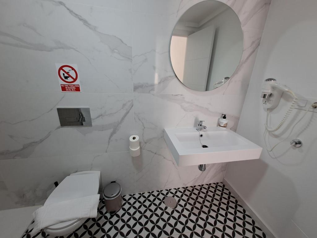 Koupelna v ubytování HomeForGuest Apartamento Alisios 1 con piscina en Corralejo