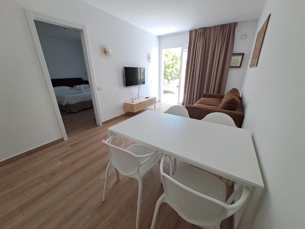 TV a/nebo společenská místnost v ubytování HomeForGuest Apartamento Alisios 1 con piscina en Corralejo