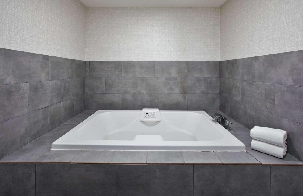 Hampton Inn Cincinnati Northwest Fairfield - Habitación King Con Bañera De Hidromasaje